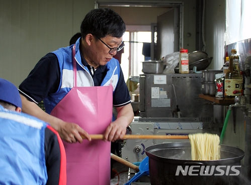  【군산=뉴시스】고석중 기자 = 12일 한국지엠 군산공장 임직원으로 구성된 '넝쿨봉사회'가 전북 군산시 대야면에 소재한 해오름복지재단에서 짜장면 나눔 봉사 활동을 펼치고 있다. 2018.05.12. k9900@newsis.com