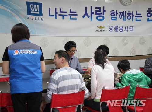  【군산=뉴시스】고석중 기자 = 12일 한국지엠 군산공장 임직원으로 구성된 '넝쿨봉사회'가 전북 군산시 대야면에 소재한 해오름복지재단에서 짜장면 나눔 봉사 활동을 펼치고 있다. 2018.05.12. k9900@newsis.com