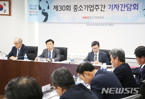 【서울=뉴시스】박성택 중소기업중앙회장이 11일 서울 여의도 중기중앙회에서 제30회 중소기업주간을 맞아 기자간담회를 갖고 질문에 답하고 있다.