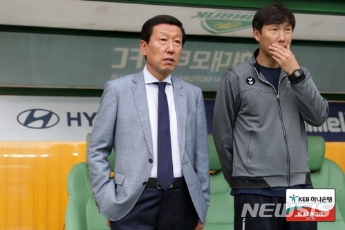 【서울=뉴시스】프로축구 전북 현대가 12일 전주월드컵경기장에서 벌어진 포항 스틸러스와의 KEB하나은행 2018 K리그1 13라운드에서 0-3으로 완패했다. 최강희(왼쪽) 전북 감독이 경기를 지켜보고 있다. 