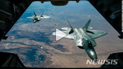 【서울=뉴시스】러시아의 TU-95 장거리 폭격기 2대가 11일(한국시간 12일 새벽) 알래스카 서쪽 미국 방공식별구역(ADIZ)으로 진입해 미국의 F-22 랩터 스텔스 전투기 2대가 긴급 발진해 요격했다고 북미영공방위사령부가 밝혔다. 미 전투기가 러시아 폭격기를 감시하고 있는 모습. <사진 출처 : 미 CNN> 2018.5.12