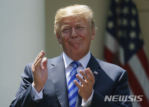 【워싱턴=AP/뉴시스】도널드 트럼프 미국 대통령이 11일(현지시간) 백악관 로즈가든에서 열린 처방약 가격 정책 관련 행사에서 박수를 치고 있다. 2018.5.15. 