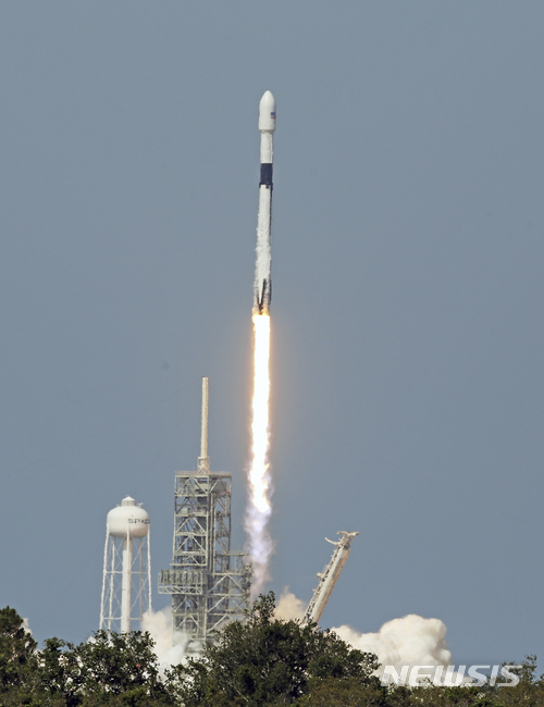 【케이프커내버럴(미 플로리다주)=AP/뉴시스】미 민간 우주기업 스페이스 X의 팰컨 9 로켓을 업그레이드한 최신 블록 5 로켓이 11일(현지시간) 플로리다주 케이프커내버럴의 케네디 우주센터에서 방글라데시의 통신위성을 탑재하고 발사되고 있다. 기존 2번까지만 재발사가 가능했던 것을 10여 차례 재발사할 수 있도록 개량한 이 블록 5 로켓은 또 앞으로 유인 우주비행에 사용되는 것도 목표로 하고 있다. 2018.5.12