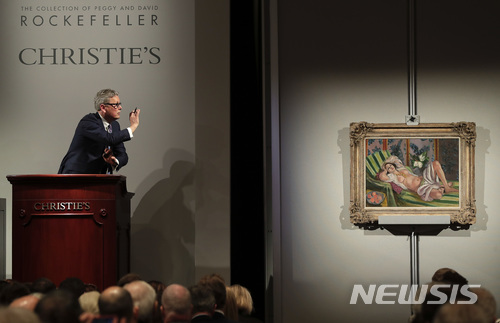 【뉴욕=AP/뉴시스】뉴욕 크리스티 경매에서 지난 8일 시작된 사흘 간의 고 데이비드와 페기 록펠러 부부의 수집품 경매에서 주시 필카넨 사장이 앙리 마티스의 '누워 있는 오달리스크' 작품 경매를 진행하고 있다. 사흘 간의 경매에서 893점의 수집품이 총 8억2800만 달러(8834억7600만원)에 낙찰돼 단일 소장자의 수집품들로는 사상 최고의 낙찰 기록을 새로 고쳐썼다. 2018.5.12