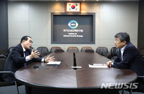 【서울=뉴시스】박진희 기자 = 태영호 전 영국주재 북한 공사가&nbsp; 11일 서울 강남구 국가안보전략연구원에서 김현호 뉴시스 상임고문과 인터뷰 하고 있다. 2018.05.13.pak7130@newsis.com