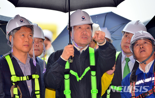 【목포=뉴시스】류형근 기자 = 이낙연 국무총리가 12일 오후 전남 목포시 목포신항을 찾아 직립돼 있는 세월호를 보며 관계자들로부터 설명을 듣고 있다. 2018.05.12.&nbsp; hgryu77@newsis.com