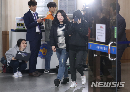 【서울=뉴시스】고승민 기자 = 홍익대학교 회화 수업 도중 남성 모델의 나체 사진을 촬영해 인터넷에 유출한 혐의를 받고 있는 20대 모델 안모(25, 여)씨가 구속 전 피의자심문(영장실질심사)을 받기 위해 12일 오후 서울 마포경찰서를 나서 서부지법으로 향하고 있다. 안씨는 지난 1일 홍익대 회화과 '누드 크로키' 수업에 참여한 남성 모델의 나체를 몰래 촬영하고 이를 인터넷 커뮤니티인 '워마드'에 게시한 혐의를 받고 있다.안씨는 해당 수업에 참여한 누드모델 4명 가운데 1명이었다. 촬영 대상인 남성 모델과는 사건 당일 처음 봤으며, 다툼 이후 홧김에 사진을 촬영해 온라인에 게시했다는 취지로 진술했다고 경찰은 전했다. 경찰은 안씨가 워마드에서 활동한 내역을 파악하고 있다. 경찰 관계자는 "워마드 운영자 신원을 파악하기 위해 압수수색 영장을 발부 받아 운영자 이메일 운영업체에 보내뒀다"고 전했다. 2018.05.12. kkssmm99@newsis.com