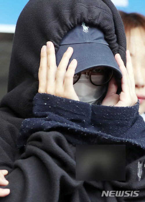 【서울=뉴시스】고승민 기자 = 홍익대학교 회화 수업 도중 남성 모델의 나체 사진을 촬영해 인터넷에 유출한 혐의를 받고 있는 20대 모델 안모(25)씨가 구속 전 피의자심문(영장실질심사)을 받기 위해 지난 5월12일 오후 서울 마포경찰서를 나서 서부지법으로 향하고 있다. 2018.05.12. kkssmm99@newsis.com