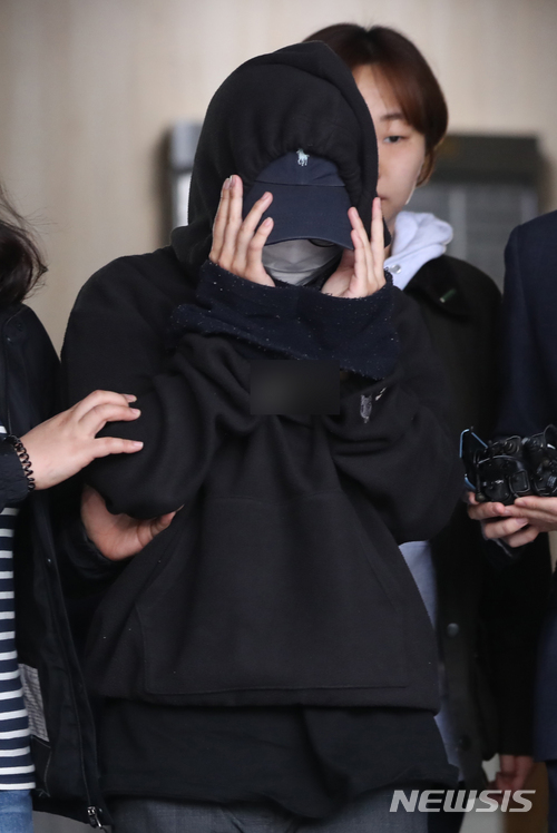 【서울=뉴시스】고승민 기자 = 홍익대학교 회화 수업 도중 남성 모델의 나체 사진을 촬영해 인터넷에 유출한 혐의를 받고 있는 20대 모델 안모(25, 여)씨가 구속 전 피의자심문(영장실질심사)을 받기 위해 12일 오후 서울 마포경찰서를 나서 서부지법으로 향하고 있다. 2018.05.12. kkssmm99@newsis.com