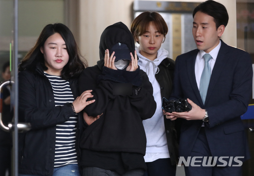 【서울=뉴시스】고승민 기자 = 홍익대학교 회화 수업 도중 남성 모델의 나체 사진을 촬영해 인터넷에 유출한 혐의를 받고 있는 20대 모델 안모(25, 여)씨가 구속 전 피의자심문(영장실질심사)을 받기 위해 12일 오후 서울 마포경찰서를 나서 서부지법으로 향하고 있다.&nbsp; 안씨는 지난 1일 홍익대 회화과 '누드 크로키' 수업에 참여한 남성 모델의 나체를 몰래 촬영하고 이를 인터넷 커뮤니티인 '워마드'에 게시한 혐의를 받고 있다. 안씨는 해당 수업에 참여한 누드모델 4명 가운데 1명이었다. 촬영 대상인 남성 모델과는 사건 당일 처음 봤으며, 다툼 이후 홧김에 사진을 촬영해 온라인에 게시했다는 취지로 진술했다고 경찰은 전했다. 경찰은 안씨가 워마드에서 활동한 내역을 파악하고 있다. 경찰 관계자는 "워마드 운영자 신원을 파악하기 위해 압수수색 영장을 발부 받아 운영자 이메일 운영업체에 보내뒀다"고 전했다. 2018.05.12.&nbsp; kkssmm99@newsis.com