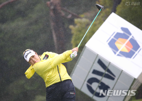 【서울=뉴시스】고승민 기자 = 12일 경기 용인시 수원CC에서 열린 2018 NH투자증권 레이디스 챔피언십 2R에서 임은빈이 1번홀 드라이버 티샷을 하고 있다. 2018.05.12. (사진=KLPGA 제공) photo@newsis.com