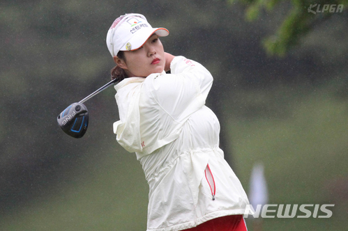 【서울=뉴시스】고승민 기자 = 12일 경기 용인시 수원CC에서 열린 2018 NH투자증권 레이디스 챔피언십 2R에서 인주연이 15번홀 티샷을 하고 있다. 2018.05.12. (사진=KLPGA 제공) photo@newsis.com