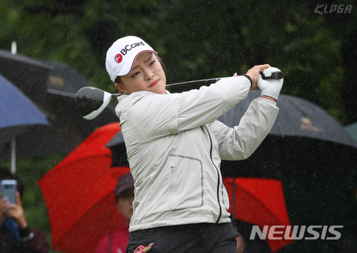 【서울=뉴시스】고승민 기자 = 12일 경기 용인시 수원CC에서 열린 2018 NH투자증권 레이디스 챔피언십 2R에서 장하나가 2번홀 티샷을 하고 있다. 2018.05.12. (사진=KLPGA 제공) photo@newsis.com
