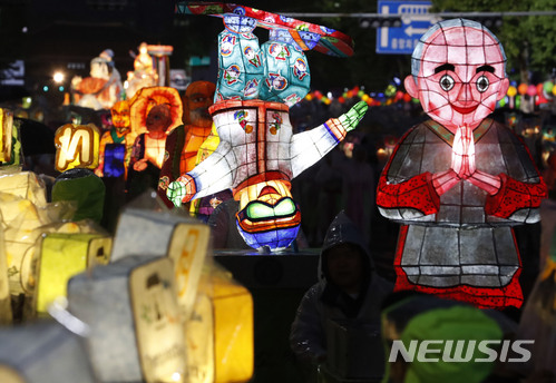 【서울=뉴시스】최동준 기자 = 불기 2562년 부처님오신날을 열흘 앞둔 12일 서울 종로 일대에서 연등 행렬이 조계사로 향하고 있다. 2018.05.12. photocdj@newsis.com