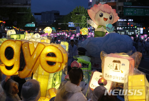 【서울=뉴시스】최동준 기자 = 불기 2562년 부처님오신날을 열흘 앞둔 12일 서울 종로 일대에서 연등 행렬이 조계사로 향하고 있다. 2018.05.12. photocdj@newsis.com