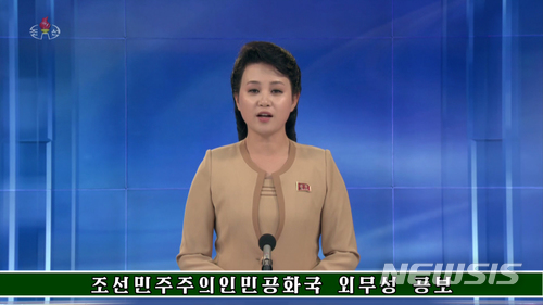 【서울=뉴시스】북한 조선중앙TV가 12일 조선민주주의인민공화국 외무성 공보를 통해 핵실험장 폐기 발표를 하고 있다. 2018.05.12. (사진=조선중앙TV 캡쳐)&nbsp; photo@newsis.com 