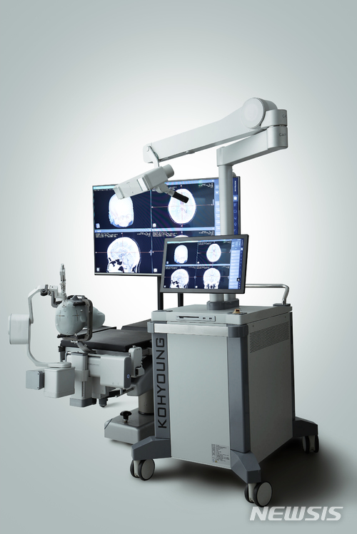 【서울=뉴시스】고영의 신사업 중 하나인 3D 뇌수술용 의료로봇 'IST 가이드 로봇'. (사진 = 고영 제공)
