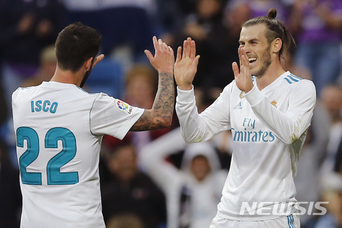【마드리드=AP/뉴시스】2번째 골을 터뜨린 뒤 이스코와 기쁨 나누는 레알 마드리드 가레스 베일.