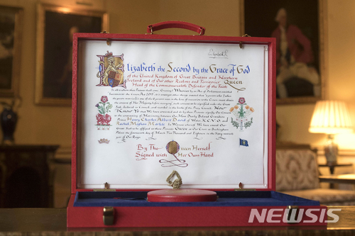 【런던=AP/뉴시스】영국 버킹엄궁이 지난 12일(현지시간) 공개한 엘리자베스 2세 여왕의 해리 왕자와 메건 마클에 대한 결혼 동의서의 모습. 2018.05.13.