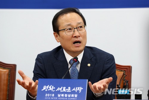 【서울=뉴시스】홍효식 기자 = 더불어민주당 홍영표 신임 원내대표가 13일 오전 서울 여의도 국회에서 기자간담회를 하고 있다. 2018.05.13. yesphoto@newsis.com