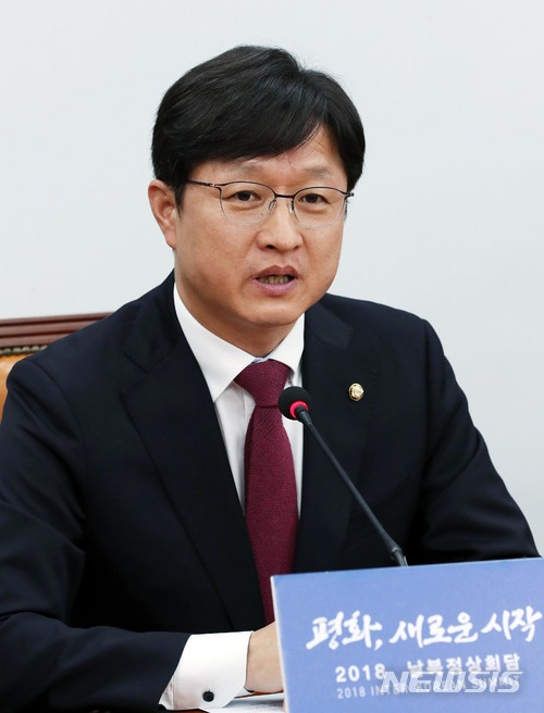 【서울=뉴시스】홍효식 기자 = 더불어민주당 강병원 원내대변인이 13일 오전 서울 여의도 국회에서 열린 기자간담회에서 인사말을 하고 있다. 2018.05.13. yesphoto@newsis.com