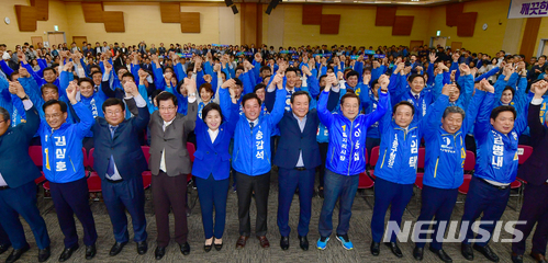 【광주=뉴시스】류형근 기자 = 13일 오후 광주 서구 김대중컨벤션센터 3층에서 더불어민주당 광주시당 6·13지방선거 필승 전진대회가 열린 가운데 후보들이 손을 맞잡고 필승을 다짐하고 있다. 2018.05.13. hgryu77@newsis.com