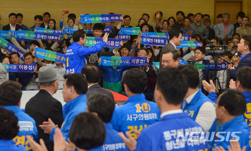 【광주=뉴시스】류형근 기자 = 13일 오후 광주 서구 김대중컨벤션센터 3층에서 더불어민주당 광주시당 6·13지방선거 필승 전진대회가 열린 가운데 후보들이 입장하고 있다. 2018.05.13. hgryu77@newsis.com