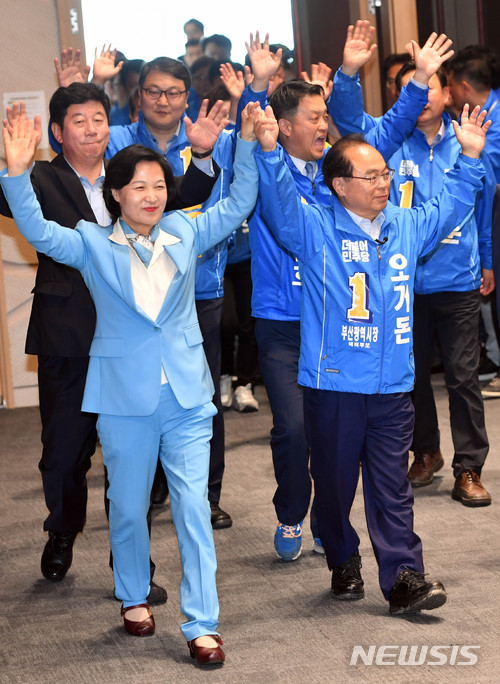 【부산=뉴시스】 하경민 기자 = 13일 부산 동구 부산항국제여객터미널 컨벤션센터에서 열린 더불어민주당 부산시당 6·13전국동시지방선서 필승 결의대회에 참가한 추미애 대표가 부산지역 국회의원, 오거돈 부산시장 후보 등 지방선거 출마자들과 행사장에 입장하고 있다. 2018.05.13.&nbsp; yulnetphoto@newsis.com