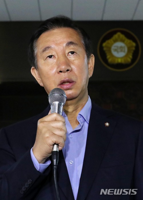 【서울=뉴시스】홍효식 기자 = 자유한국당 김성태 원내대표가 13일 오후 서울 여의도 국회 본청 로텐더홀에서 열린 긴급의원총회에서 모두발언을 하고 있다. 2018.05.13.&nbsp; yesphoto@newsis.com