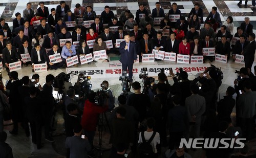 【서울=뉴시스】홍효식 기자 = 자유한국당 김성태 원내대표가 13일 오후 서울 여의도 국회 본청 로텐더홀에서 열린 긴급의원총회에서 모두발언을 하고 있다. 2018.05.13. yesphoto@newsis.com