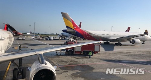 【서울=뉴시스】아시아나 A330 항공기가 13일(현지시간) 터키 이스탄불 국제공항 활주로에서 이동하던 중 터키항공 A321기 꼬리 부분을 들이받는 사고가 발생했다.(사진 출처 : 데일리 사바) 2018. 5.14