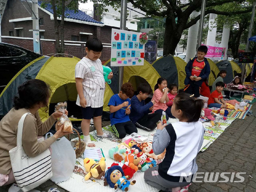 【창원=뉴시스】강경국 기자 = 경남 창원시 진해구는 지난 12일 진해문화의 거리 일원에서 구민과 프리마켓 관계자 등 700여 명이 참여한 가운데 제30회 진해길마켓(사진) 행사를 개최했다고 14일 밝혔다.2018.05.14. (사진=창원시청 제공)photo@newsis.com