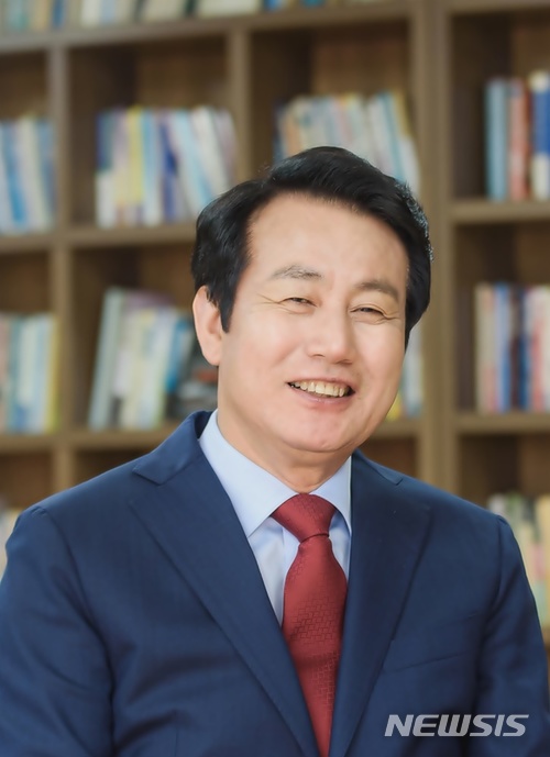 【청주=뉴시스】인진연 기자 = 6·13 지방선거 황신모 충북교육감 예비후보가 전래동요 '고추 먹고 맴맴'의 발상지인 음성군 생극면의 음성동요학교를 동요의 전당으로 활성화하겠다고 14일 밝혔다. 2018.05.14 (사진=황신모 예비후보 제공) photo@newsis.com
