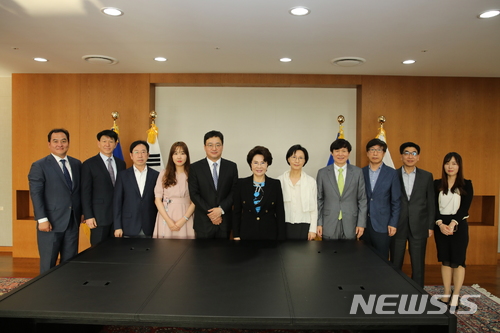 가천대학교가 엠로와 이달 8일 채용 연계형 소프트웨어 교육과정 운영 양해각서를 체결하고 기념사진을 촬영하고 있다.