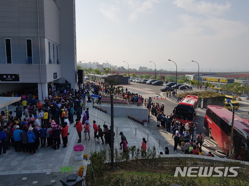 【사천=뉴시스】김윤관 기자 = 지난달 13일 개통한 경남 사천시 사천바다케이블카가 개통 한달만에 17만여명이 탑승하는 등 ‘대박’을 터뜨리고 있다. 2018.05.14. (사진=사천시 제공) kyk@newsis.com