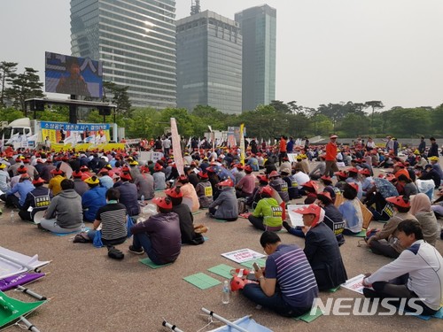 【서울=뉴시스】소상공인연합회는 14일 서울 여의도공원에서 소상공인 2천여명이 모인 가운데, '소상공인 생존권 사수 결의대회'를 갖고 국회에 현안 해결을 촉구했다. 2018.05.14.