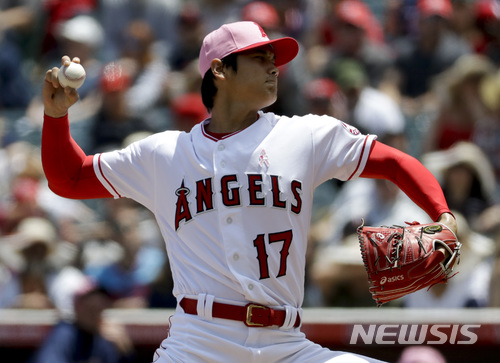 팔꿈치 부상 오타니, 수술은 피했다…일단 타자로 복귀