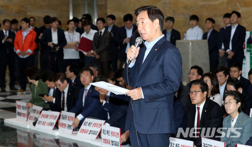 【서울=뉴시스】이영환 기자 = 14일 오전 서울 여의도 국회 본청 로텐더홀에서 열린 자유한국당 비상의원총회에 참석한 김성태 원내대표가 모두발언을 하고 있다.김성태 원내대표는 댓글공작 특검법안 본회의 상정을 촉구하며 협치를 파괴하는 민주당을 규탄했다. 2018.05.14. 20hwan@newsis.com