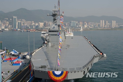 【서울=뉴시스】 대한민국 해군의 두번째 대형수송함 마라도함 진수식이 14일 오후 2시 부산 한진중공업에서 열린다. 마라도함은 길이 199m, 폭 31m 크기로 상륙병력, 헬기, 전차 등을 탑재할 수 있다. 사진은 진수준비중인 마라도함 모습. 2018.05.14. (사진=방위사업청 제공) photo@newsis.com