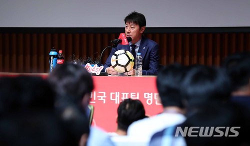 【서울=뉴시스】전신 기자 = 신태용 축구 국가대표팀 감독이 14일 서울시청에서 2018 러시아월드컵 최종명단을 발표하고 있다. 2018.05.14.  photo1006@newsis.com