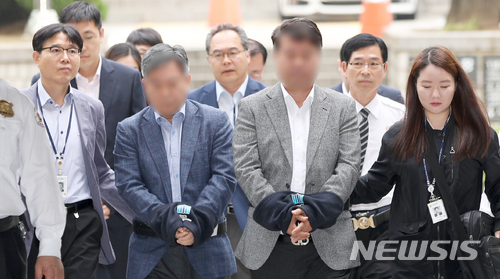 【서울=뉴시스】김선웅 기자 = 노동조합 와해 실무 총괄 의혹을 받는 삼성전자서비스의 최모(왼쪽) 전무와 윤모 상무가 14일 오전 서울 서초구 서울중앙지법에서 열린 영장실질심사(구속 전 피의자 심문)에 출석하고 있다. 2018.05.14.&nbsp; mangusta@newsis.com