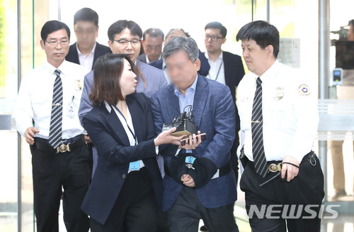 【서울=뉴시스】김선웅 기자 = 노동조합 와해 실무 총괄 의혹을 받는 삼성전자서비스의 최모 전무가 지난 5월14일 오전 서울 서초구 서울중앙지법에서 열린 구속 전 피의자 심문에 출석하고 있다. 2018.05.14.&nbsp; mangusta@newsis.com