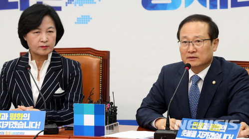 【서울=뉴시스】박영태 기자 = 홍영표 더불어민주당 원내대표가 14일 오전 서울 영등포구 여의도 국회에서 진행된 최고위원회의에서 발언을 하고 있다. 2018.05.14.since1999@newsis.com