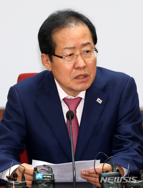 【서울=뉴시스】이영환 기자 = 자유한국당 홍준표 대표가 14일 오전 서울 여의도 당사 제1회의실에서 열린 국회의원 재보궐선거 공천장 수여식에서 인사말을 하고 있다. 2018.05.14.&nbsp; 20hwan@newsis.com