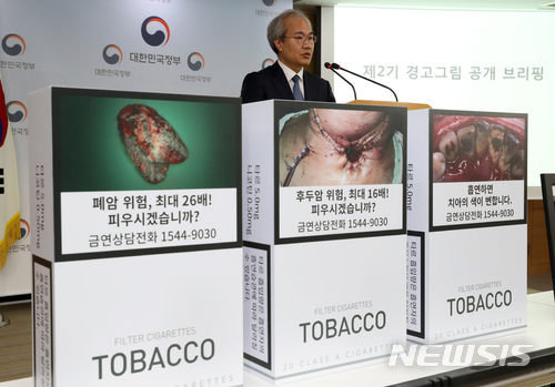 [서울=뉴시스]전자담배와 궐련담배를 같이 사용하는 흡연자가 궐련담배 흡연자보다 1.57배, 비흡연자보다 2.79배 대사증후군 유병률이 높다는 연구결과가 나왔다. 사진은 담배 경고그림. (사진=뉴시스DB) photo@newsis.com