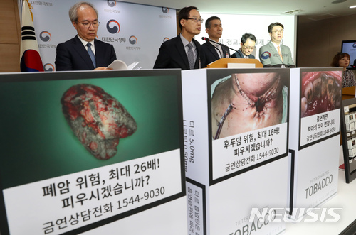 【서울=뉴시스】박진희 기자 = 권준욱(왼쪽) 보건복지부 건강정책국 국장과 문창진(왼쪽 두번째) 경고그림위원회 위원장을 비롯한 위원들이 14일 오전 서울 종로구 정부서울청사 브리핑실에서 담배경고그림 교체 브리핑을 하고 있다. 보건복지부는 담뱃갑에 새롭게 부착할 경고그림 및 문구(안) 확정하고, '담뱃갑포장지 경고그림 등 표기내용(복지부 고시)' 개정안을 향정예고(예고기간: 5,14~6.4) 한다고 밝혔다. 2018.05.14.pak7130@newsis.com