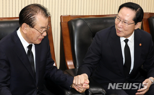 【광주=뉴시스】류형근 기자 = 송영무 국방부 장관이 14일 오전 광주 광산구 송정역 역장실에서 5·18민주화운동 단체장들과 면담을 하고 있다. 송 장관은 면담에 앞서 국립5·18민주묘지를 찾아 5월 영령에 참배하려 했지만 일부단체가 시위를 벌여 취소했다. 2018.05.14.&nbsp; hgryu77@newsis.com