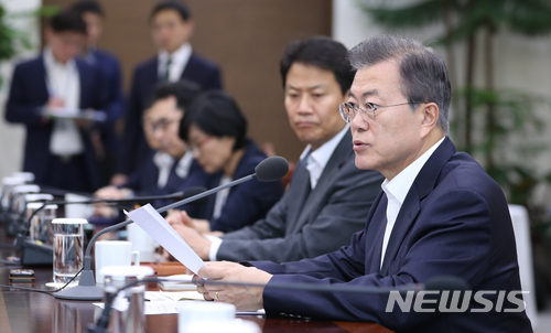 【서울=뉴시스】전진환 기자 = 문재인 대통령이 14일 오후 청와대 여민관 소회의실에서 수석 보좌관 회의를 주재하고 있다. 2018.05.14.&nbsp; amin2@newsis.com