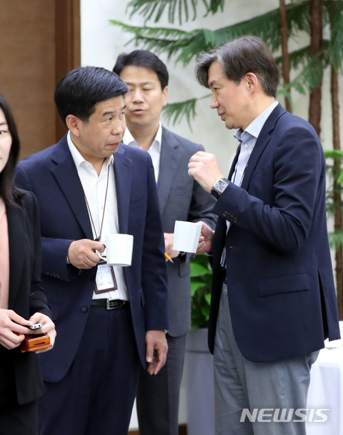 【서울=뉴시스】전진환 기자 = 14일 오후 청와대 여민관 소회의실에서 수석 보좌관 회의에 참석한 조국(오른쪽) 민정수석과 백원우 민정비서관이 대화하고 있다. 2018.05.14.&nbsp; amin2@newsis.com