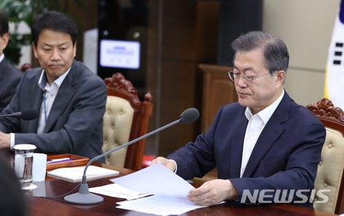 【서울=뉴시스】 문재인 대통령은 21일 임종석 대통령비서실장에게 송인배 대통령비서실 제1부속비서관이 '드루킹' 김모씨 접촉 사실로 민정수석실 내사를 받은 사안을 보고받았다. 애초 청와대는 조국 민정수석비서관이 문 대통령 보고를 할 것이라 밝혔지만 실제로 보고자 직급이 더 올라갔다. 사진은 지난 14일 ㅇ민관에서 열린 수석보좌관회의에 나란히 앉은 문 대통령과 임 비서실장. (사진=뉴시스 자료사진) 2018.05.21. photo@newsis.com